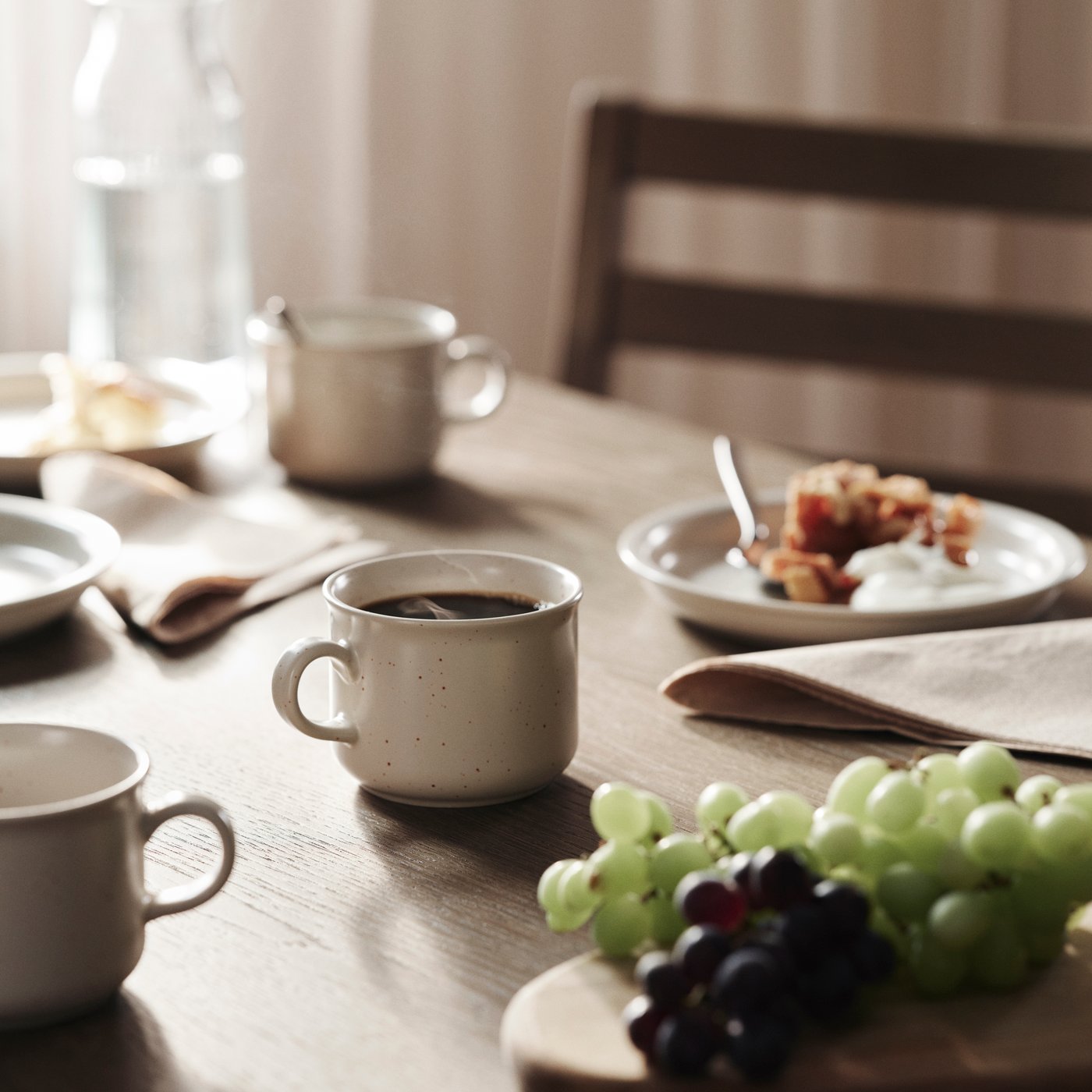 Eine DAGGASTER Tasse und weiteres Geschirr auf einem Esstisch