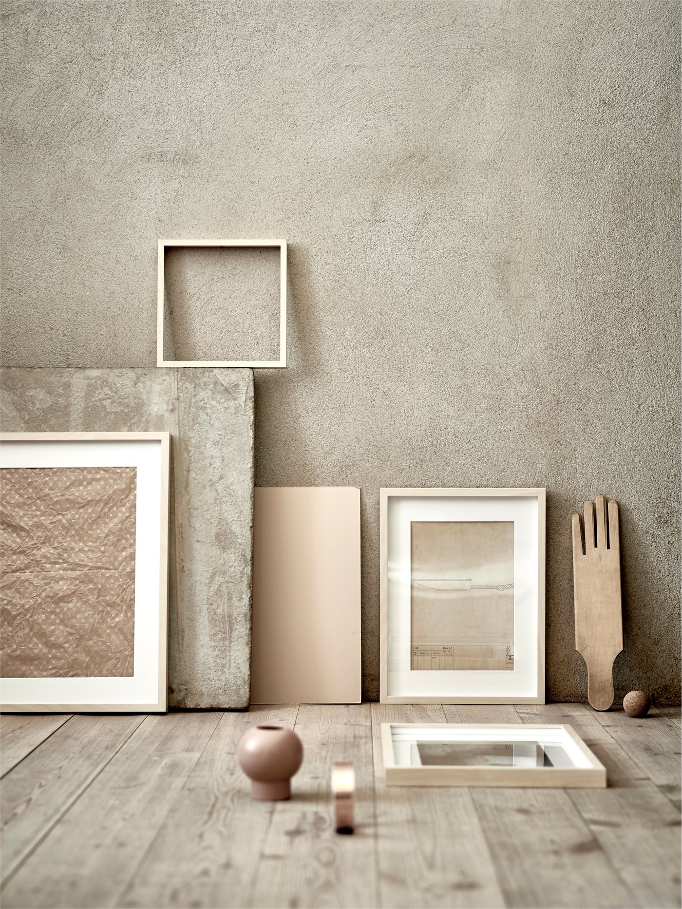 Forskellige rammer står op af en rustik væg