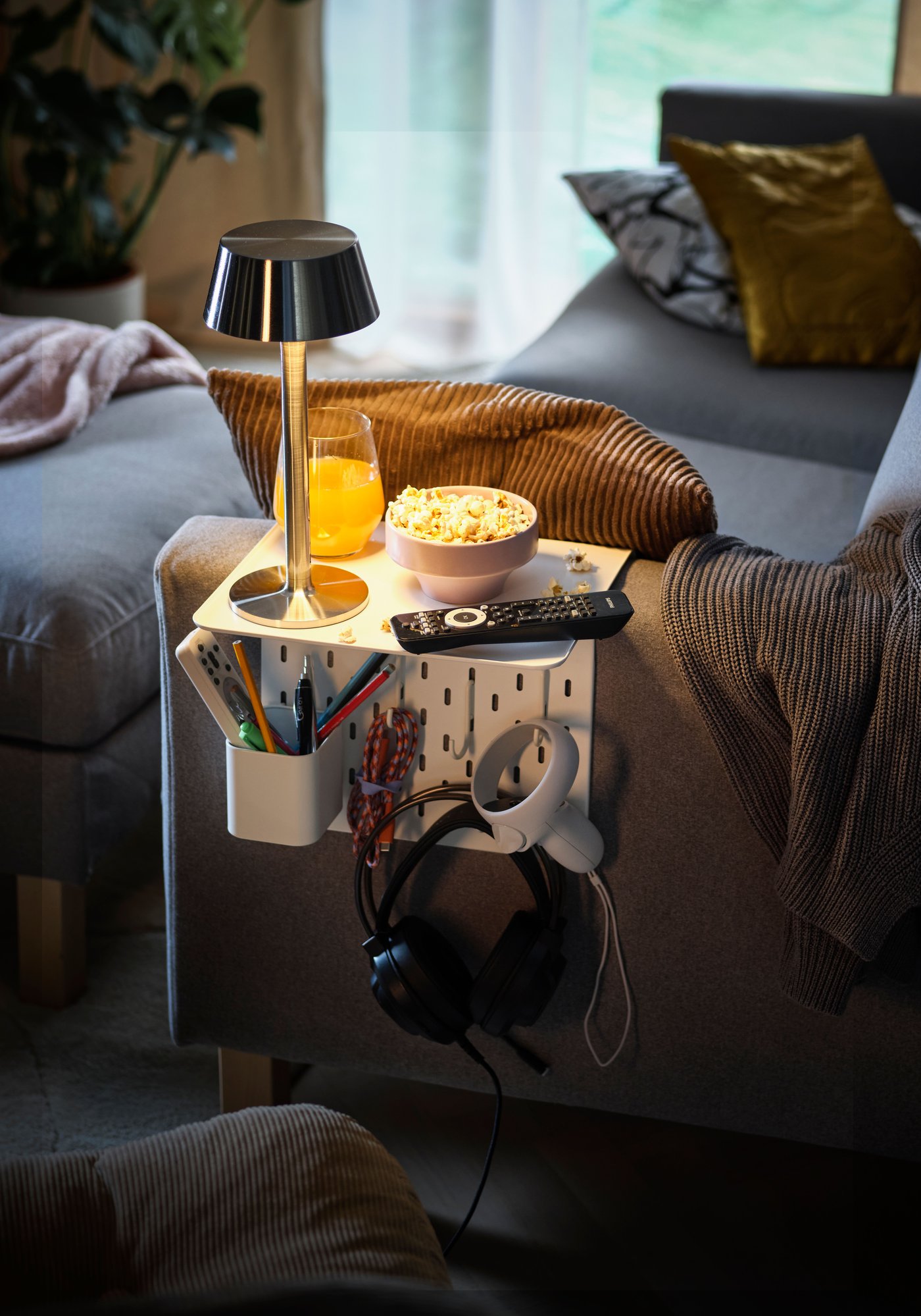 Ein SALTSJÖBADEN 3-Sitzer-Sofa in Tonerud Grau im Wohnzimmer.