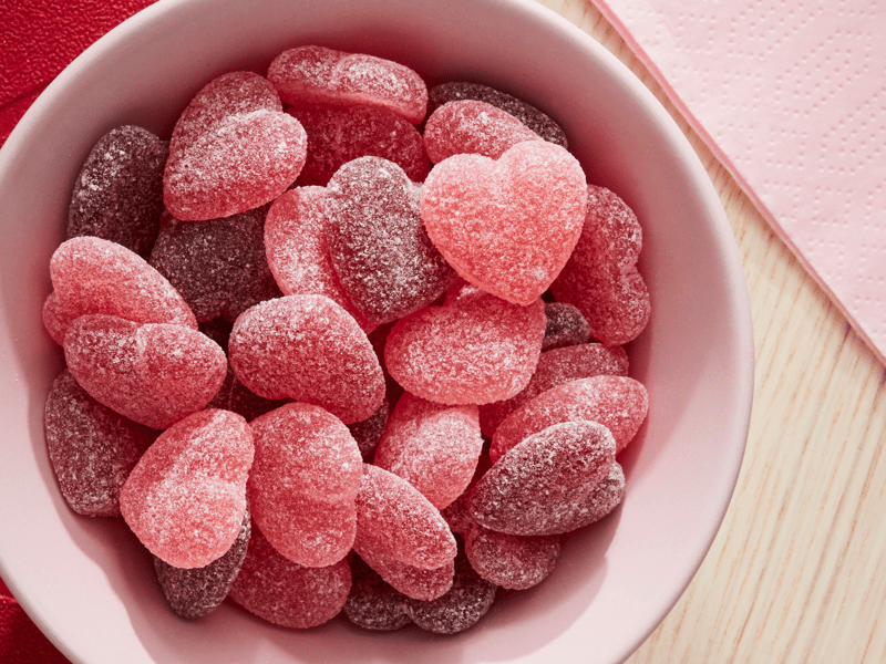 Una ciotola con caramelle gommose gusto frutto di bosco FYRTAKT
