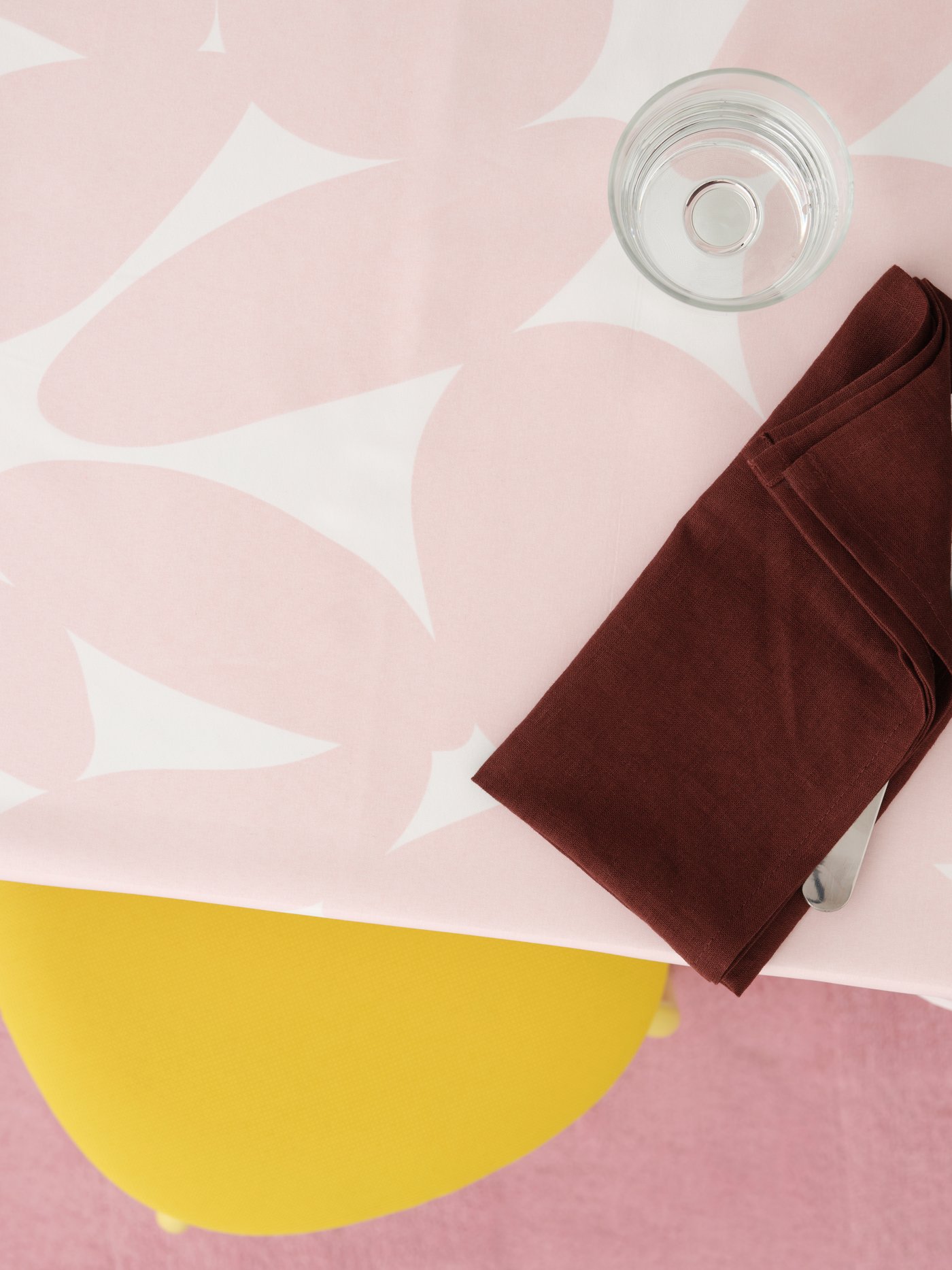 A light yellow/Remmarn yellow GULTARP stool in the dining room