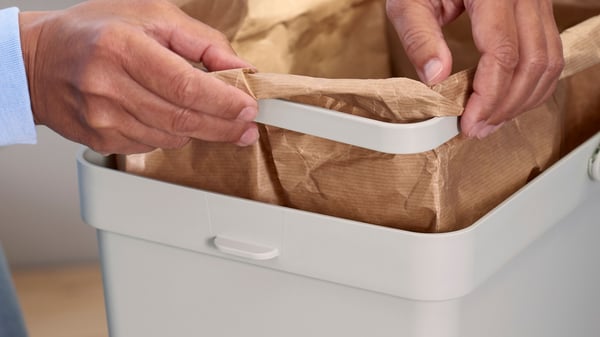 Bote para basura HÅLLBAR con asa en color gris.