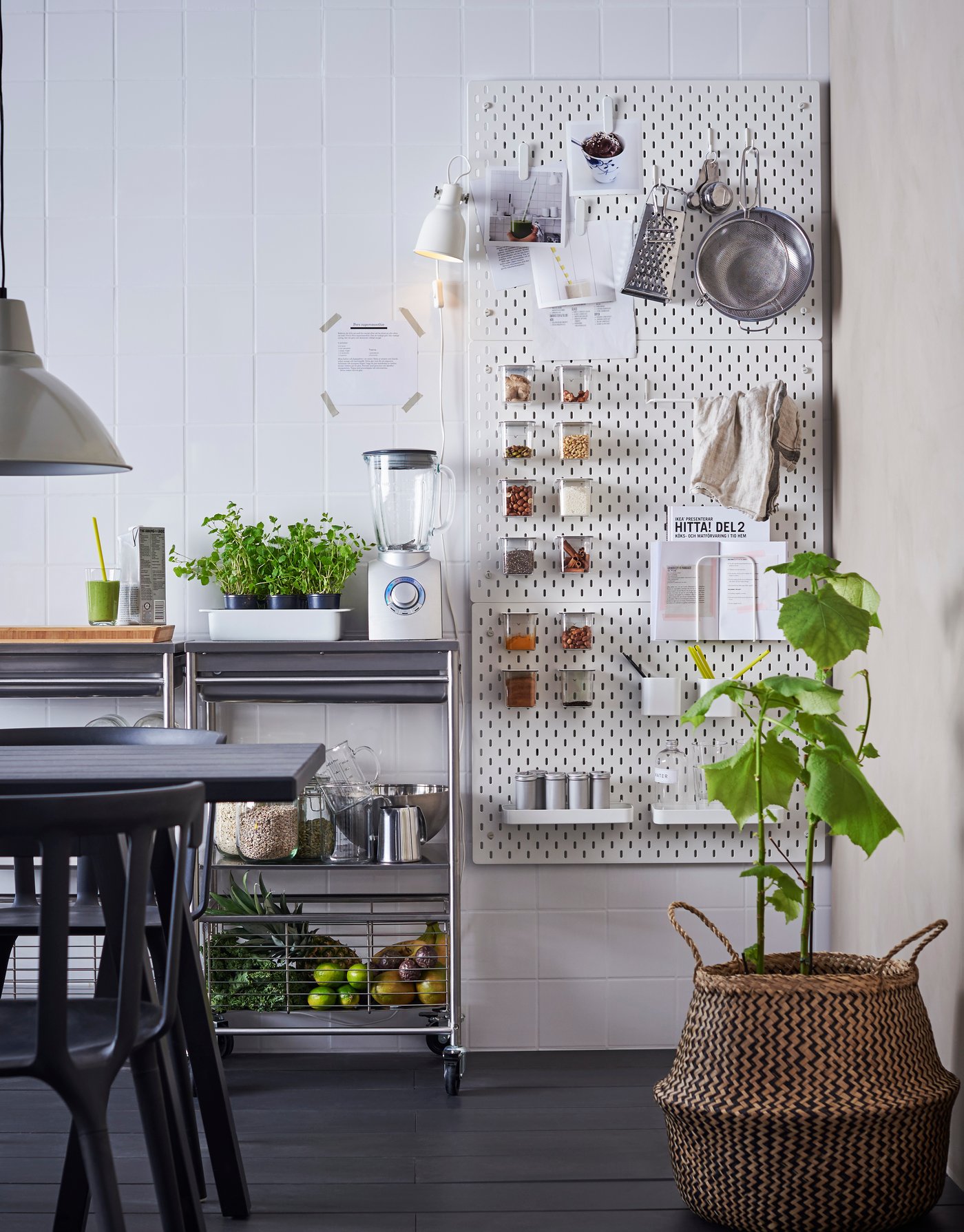 A seagrass/black FLÅDIS basket in the kitchen