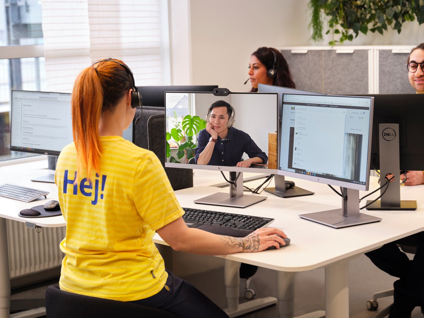 Eine IKEA Mitarbeiterin berät per Videocall einen Kunden bei einer BESTA Planung.