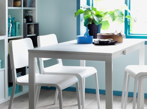 Una mesa extensible VANGSTA blanca