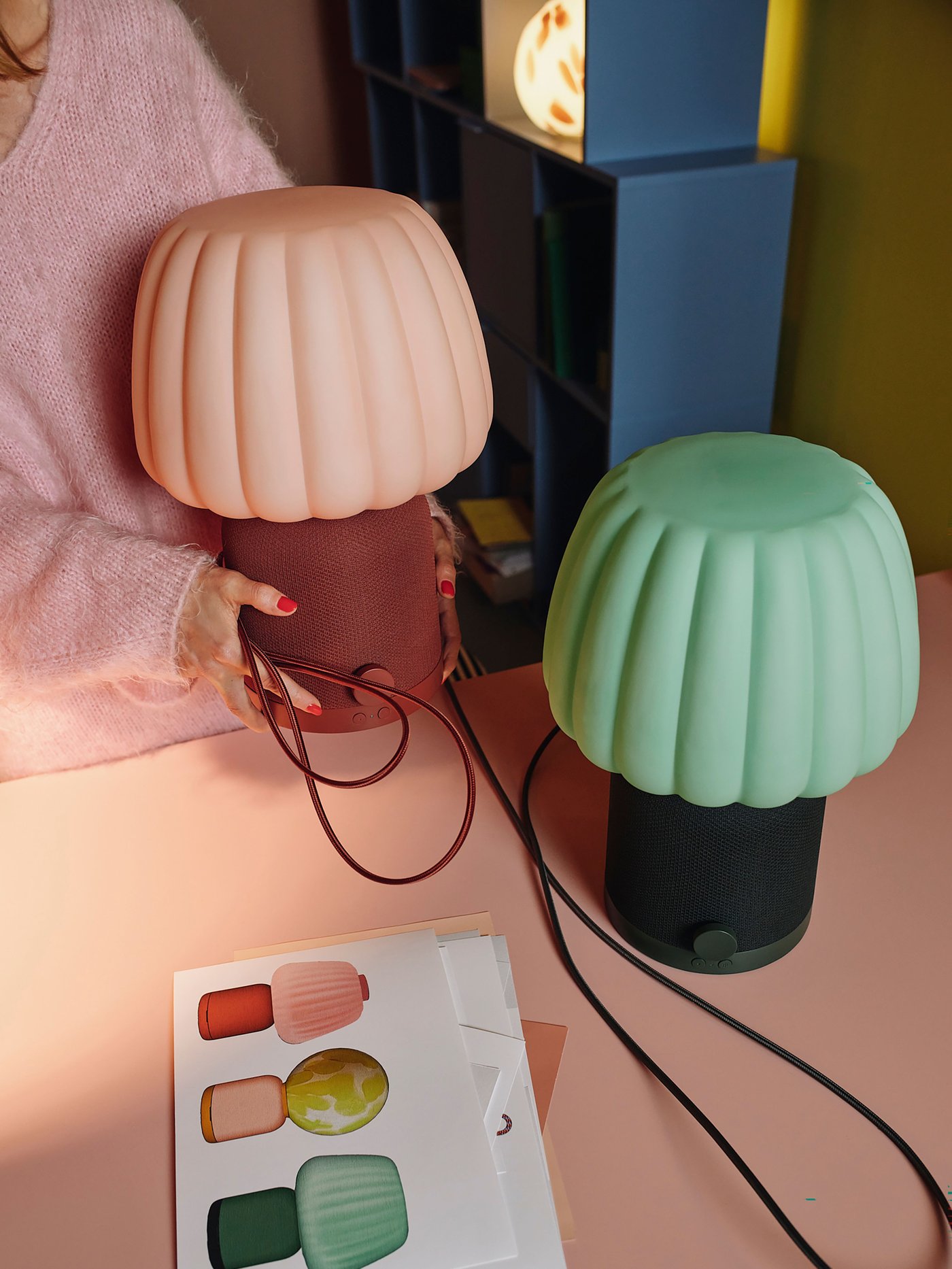 Punainen ja vihreä KULGLASS-Bluetooth-kaiutin.