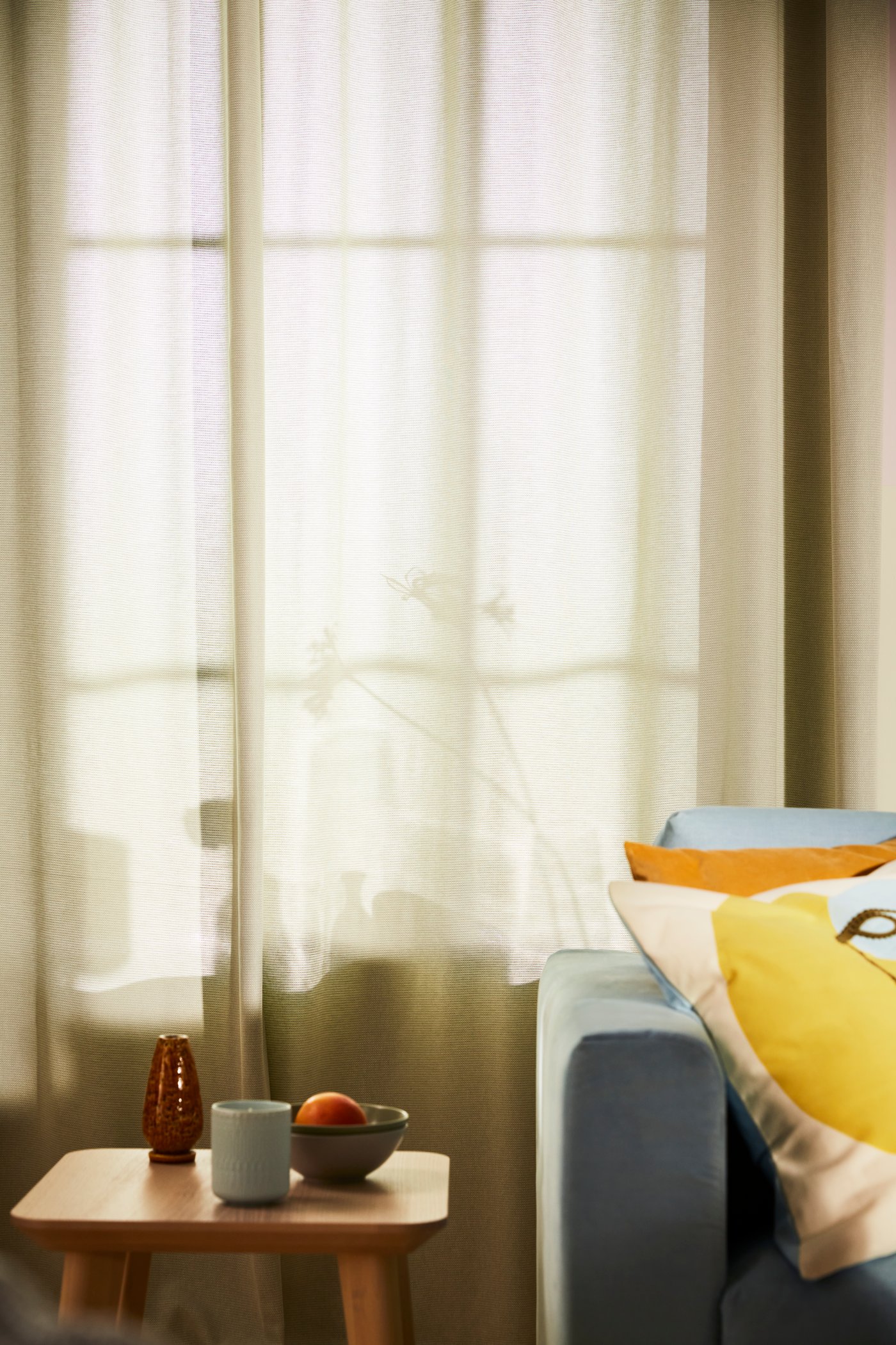 Une chope DINERA gris-bleu dans le salon