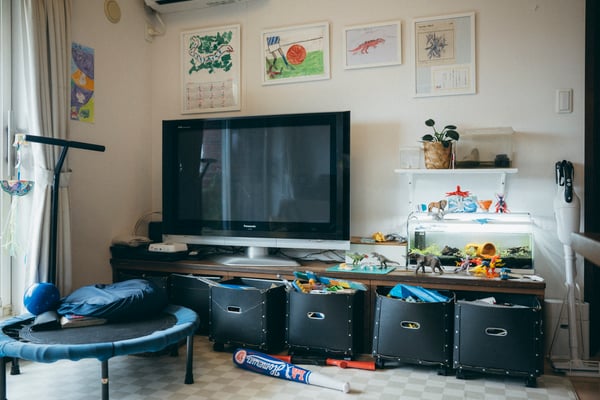 テレビ台の下に収納ボックスが並び、おもちゃが入っている。