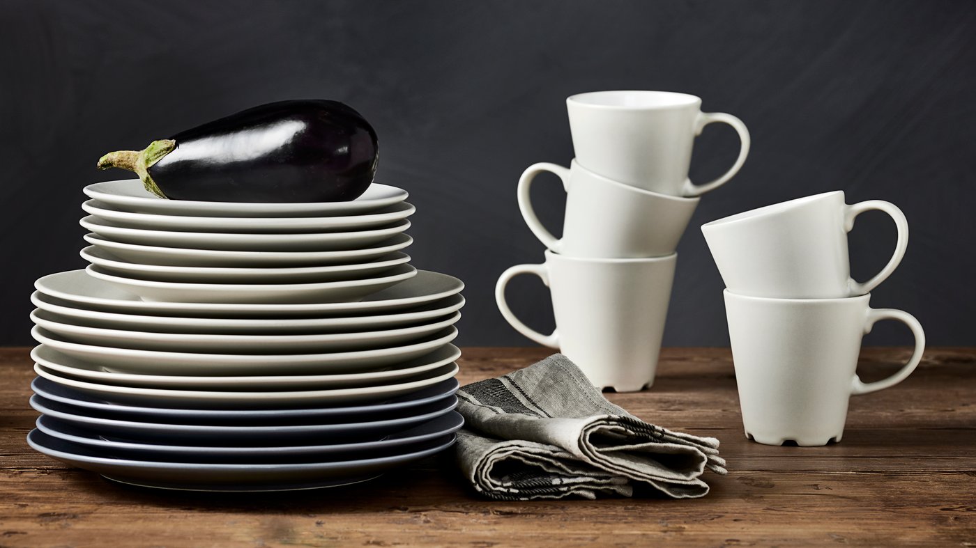 A grey-blue DINERA plate in the dining room