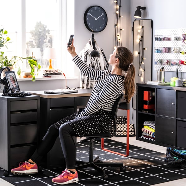 An anthracite/red MICKE desk