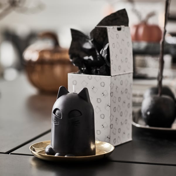 A cat black KUSTFYR unscented candle