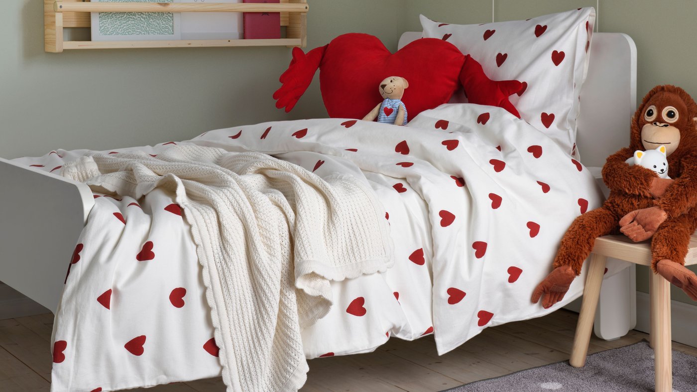 A heart pattern/white red BARNDRÖM duvet cover and pillowcase