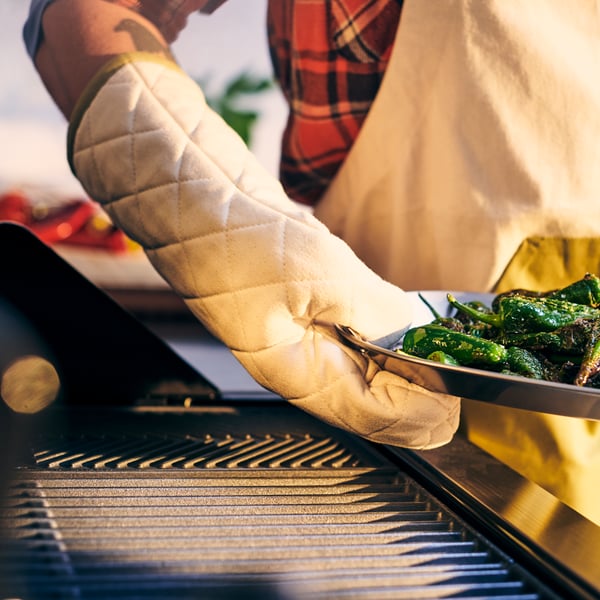 Ein cremefarbener GRILLTIDER-Ofenhandschuh aussen