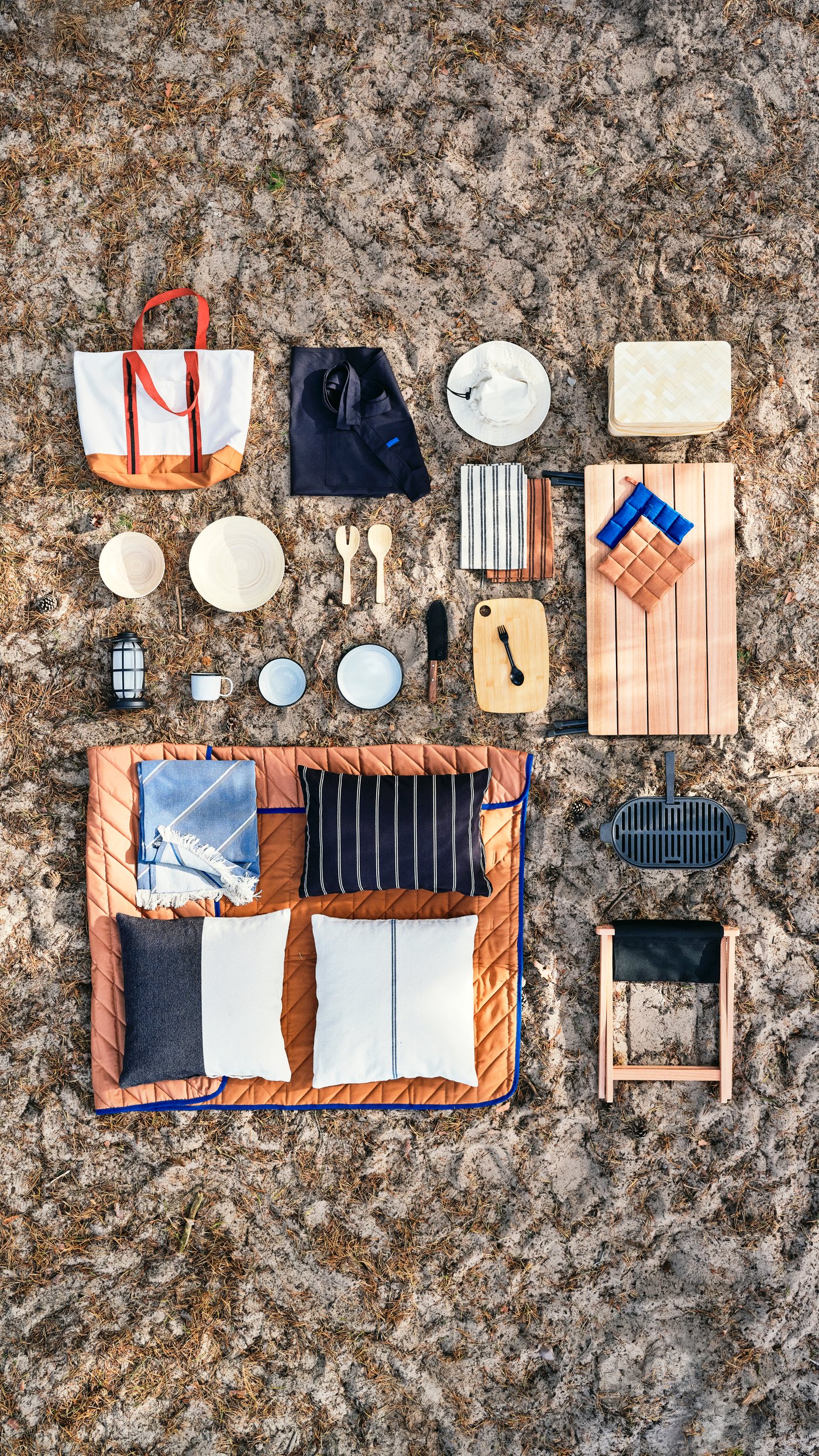 A black SOLUPPGÅNG waist apron outside