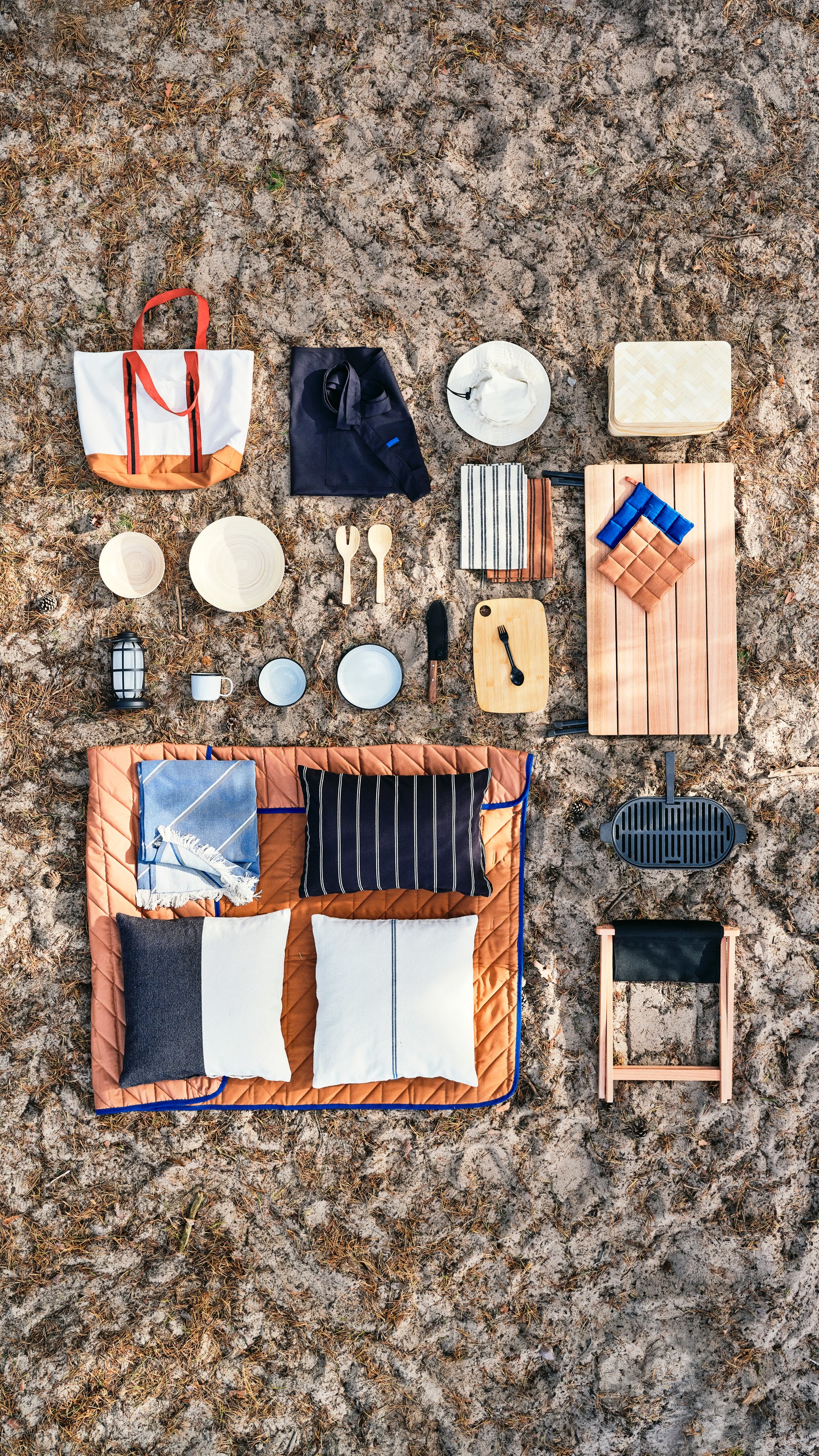 A black SOLUPPGÅNG waist apron outside