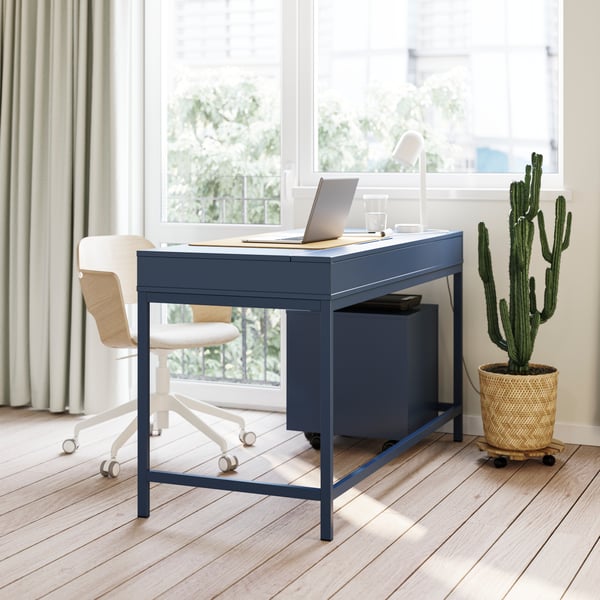 A black-blue ALEX desk with a beige/birch veneer FJÄLLBERGET conference chair in front, and an ALEX drawer unit underneath.