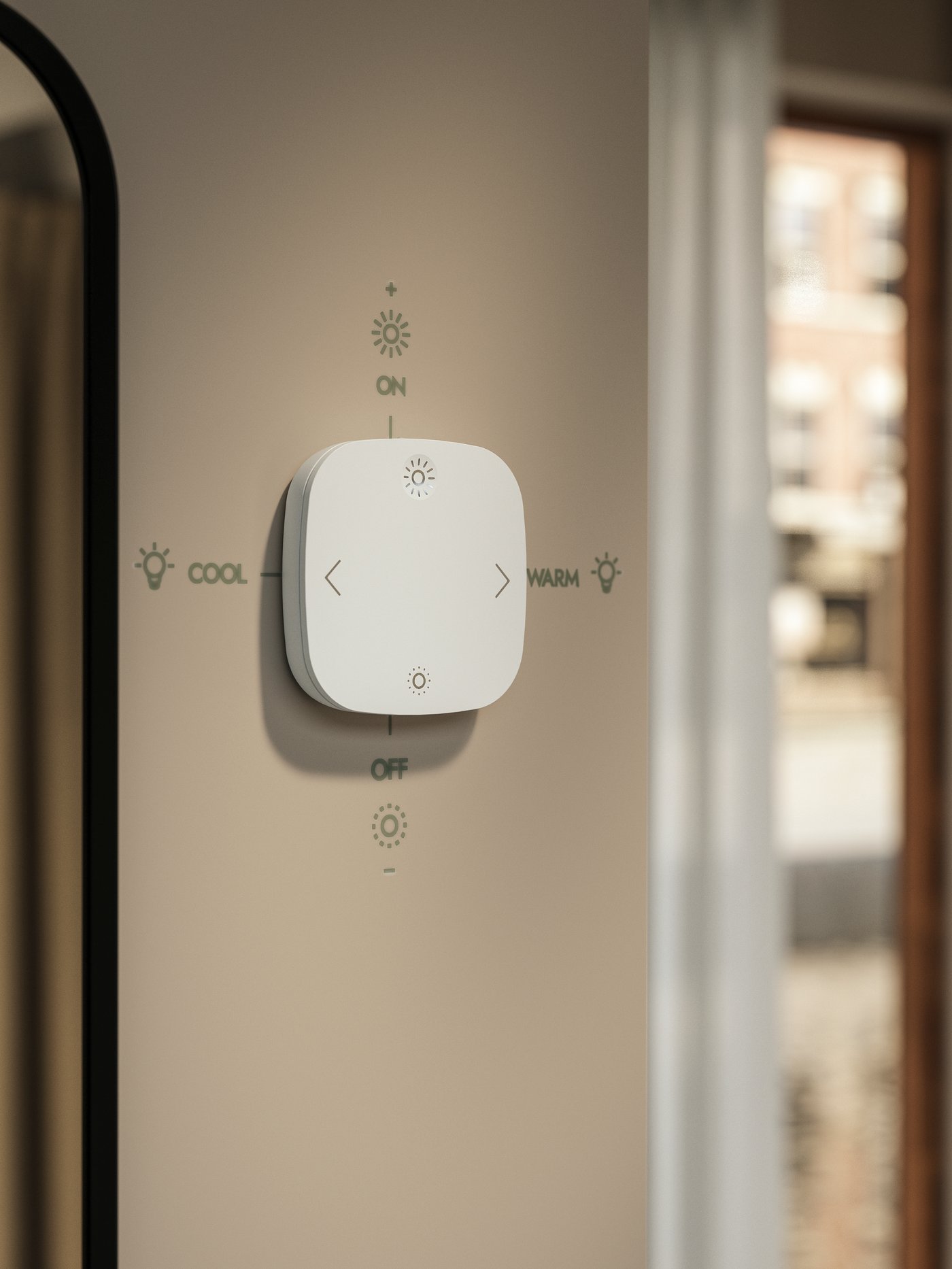 جدار في غرفة فندقية عليه جهاز تحكم عن بعد STYRBAR أبيض ونصوص توضيحية حولها رموز.