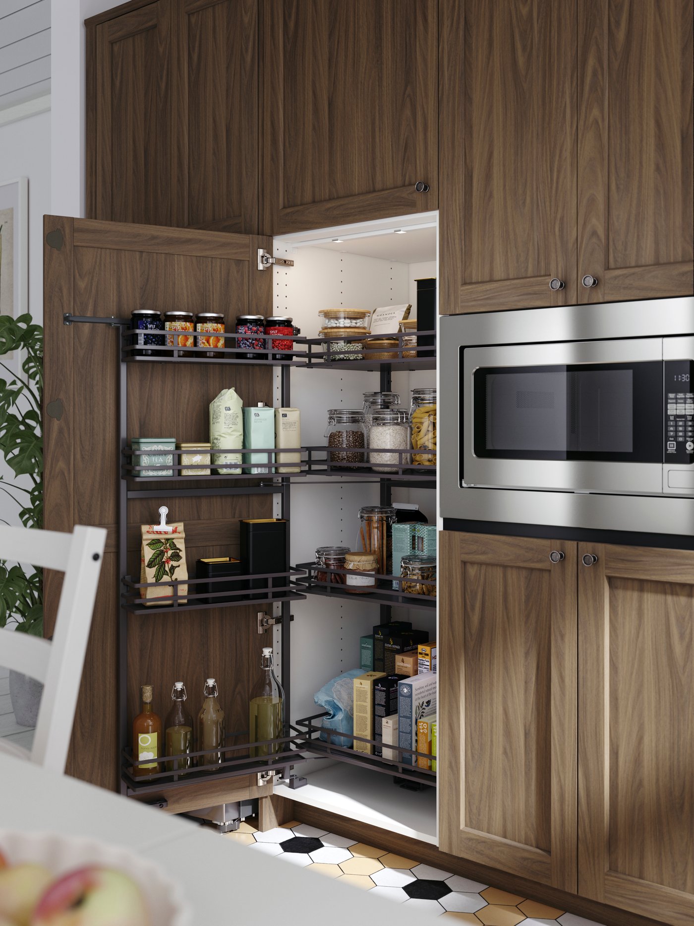 Une armoire de cuisine haute contenant une étagère coulissante UTRUSTA chargée de différents types de bouteilles et de contenants alimentaires remplis.