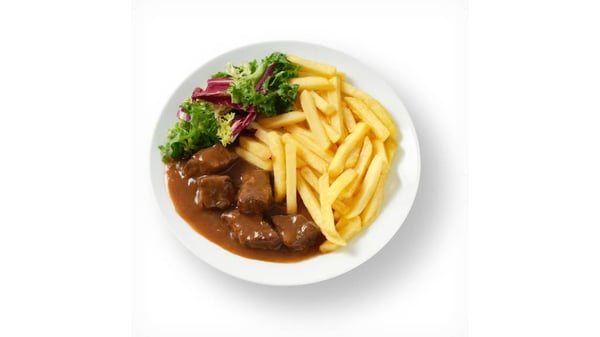 Assiette de carbonnade accompagnée de frites dorées et d’une salade fraîche, présentée sur fond blanc.