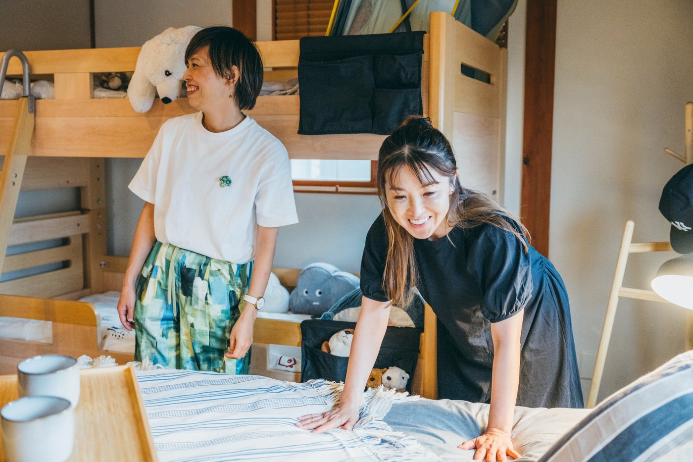 模様替えされた部屋を見回す二人の人物