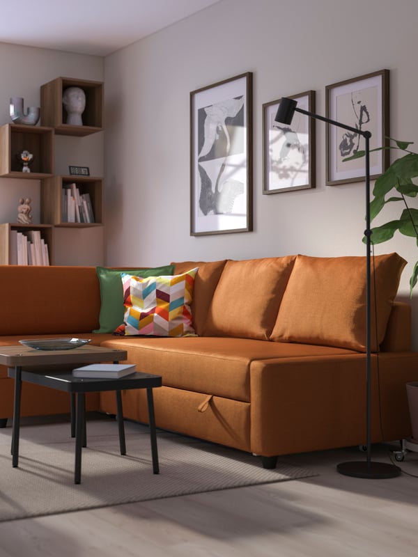 Un sofá FRIHETEN café de 3 puestos en un living.