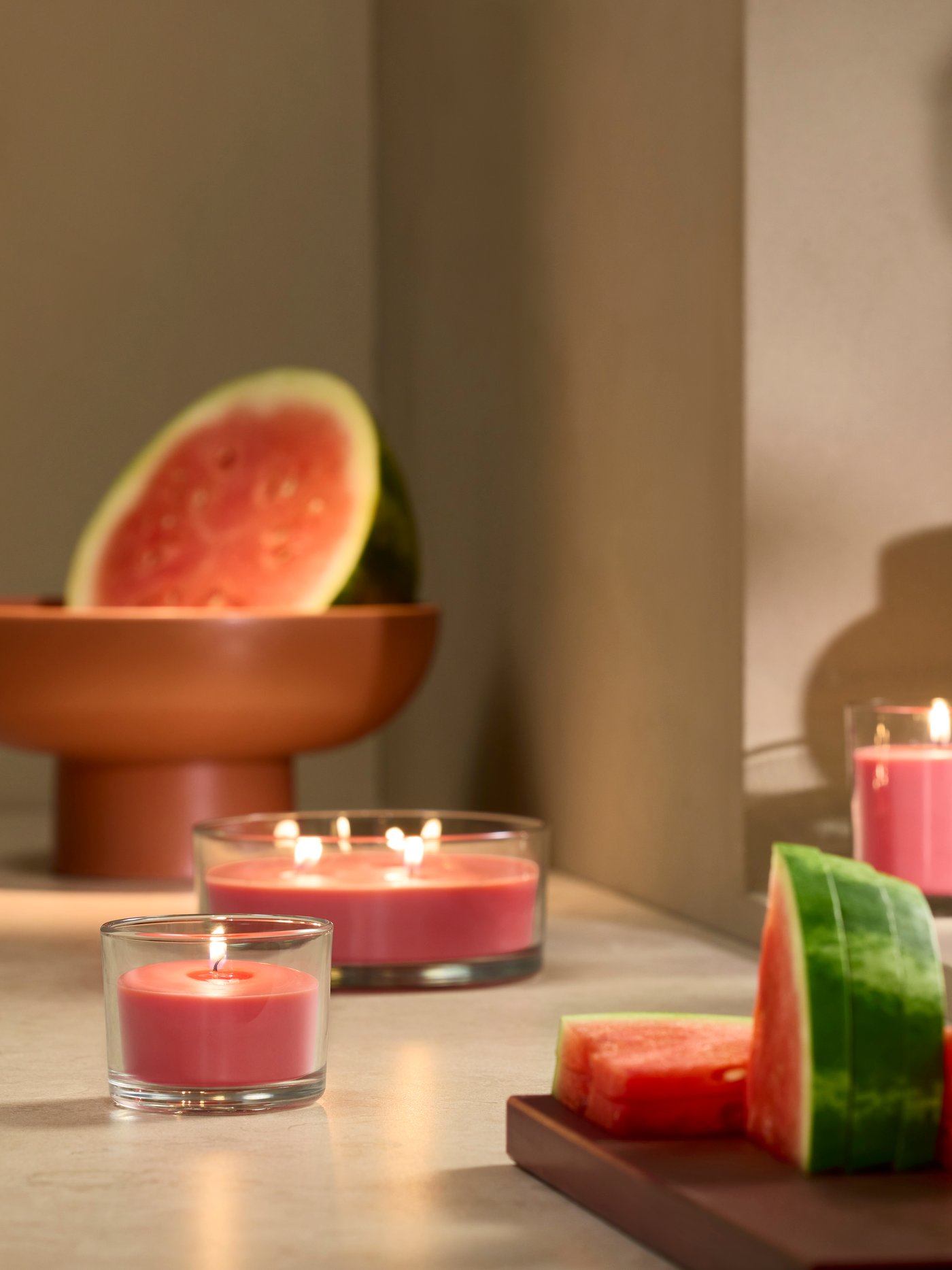 Świece zaachowe LOTSFÅGEL o zapachu arbuza.