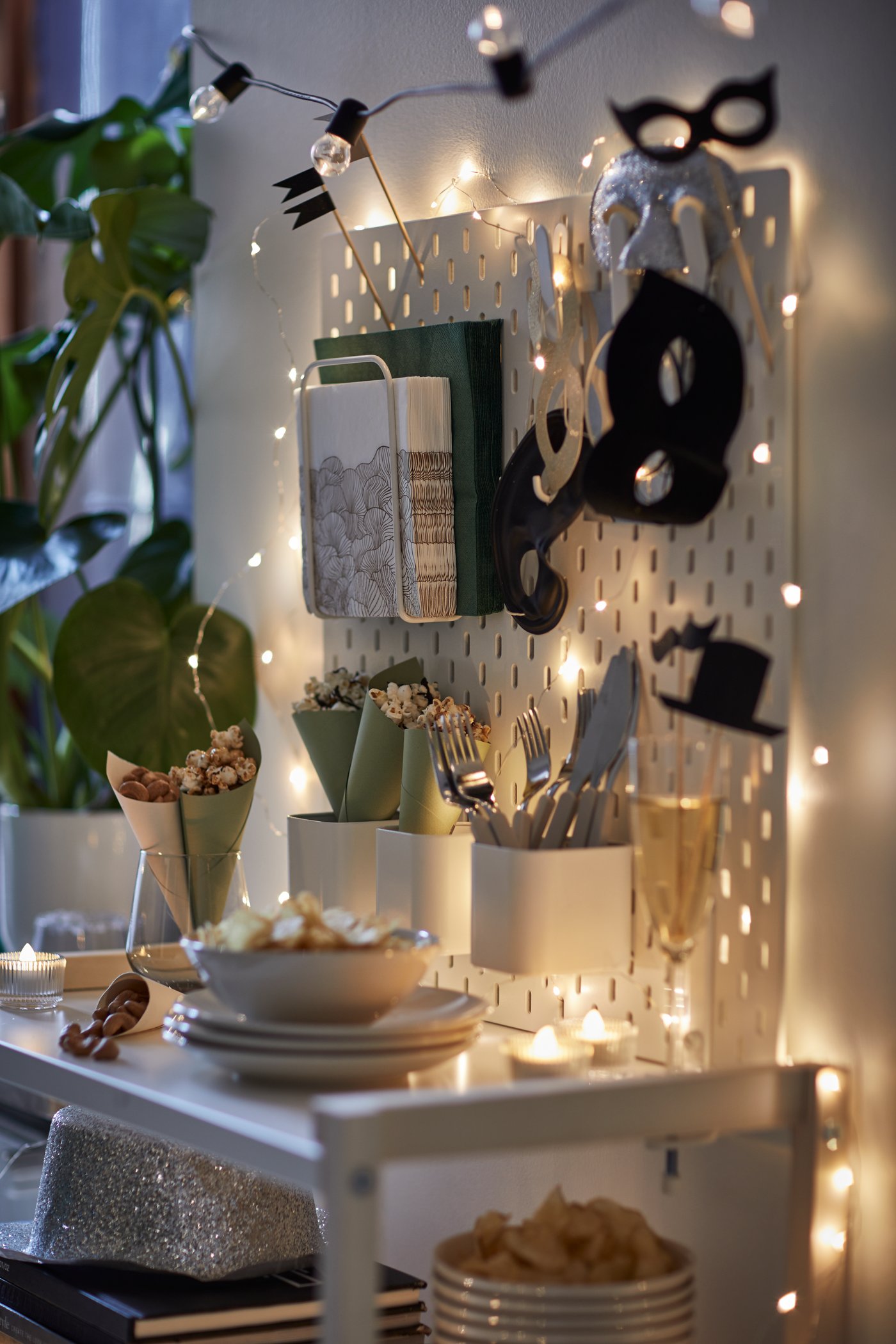 Bookshelf lighting ideas that make reading enjoyable - IKEA