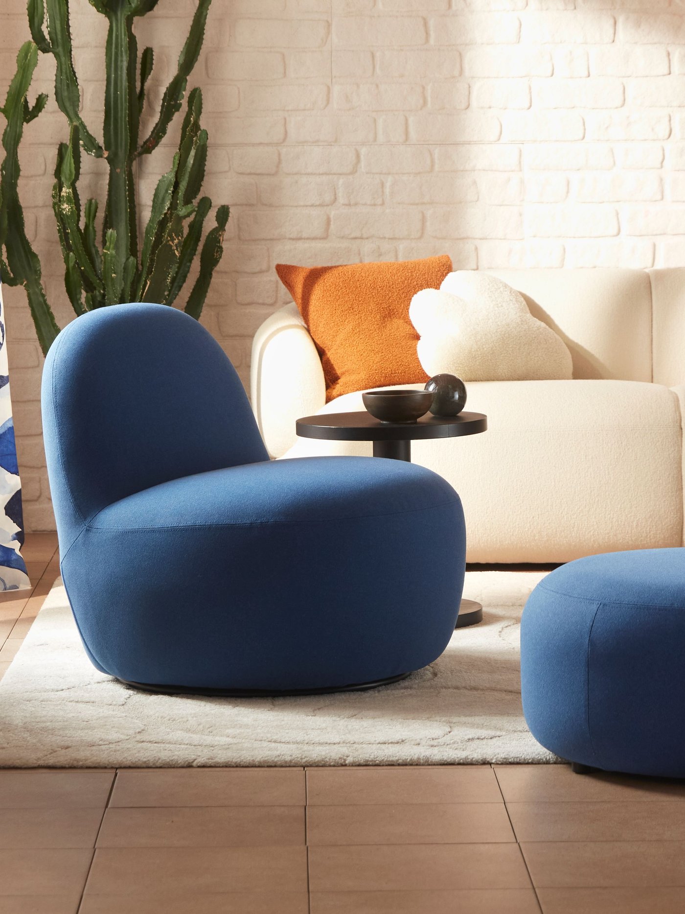A Gunnared dark blue LILLESÄTER pouffe in the living room