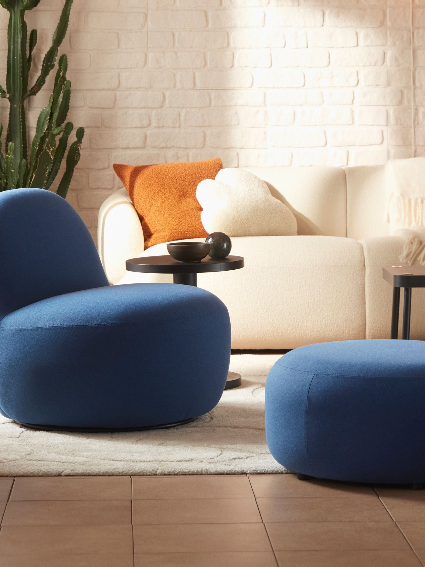 Olohuoneessa on Gunnared-tummansininen LILLESÄTER‑kääntönojatuoli ja rahi sekä valkoinen sohva