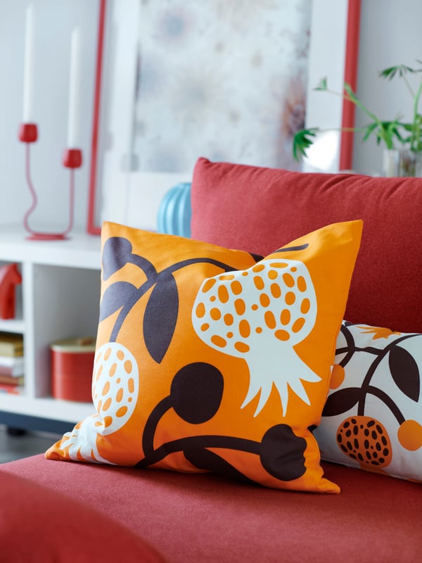 A pomegranate/orange FÖSSTA cushion