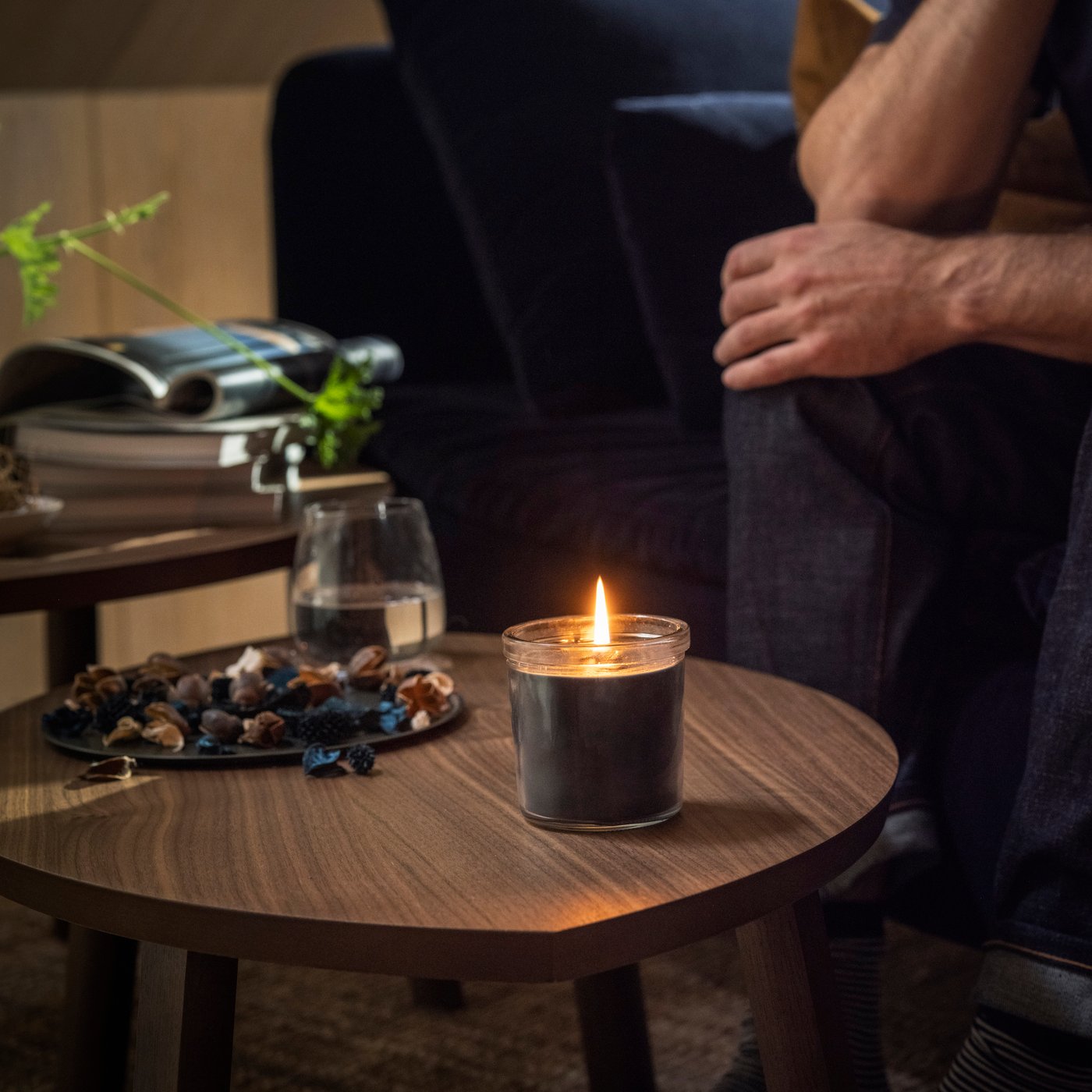 Candela profumata FRUKTSKOG al vetiver e geranio/nero-turchese in vetro