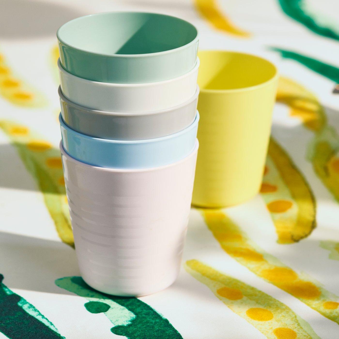 Eine KALAS-Tasse in verschiedenen Farben