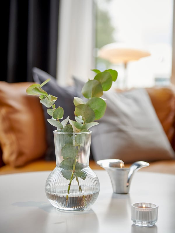 Vas och ljuslykta i räfflat glas.