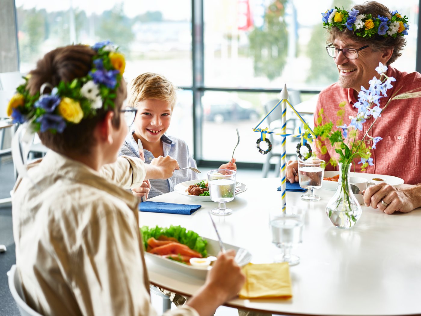Družina obeduje za mizo v Švedski restavraciji.