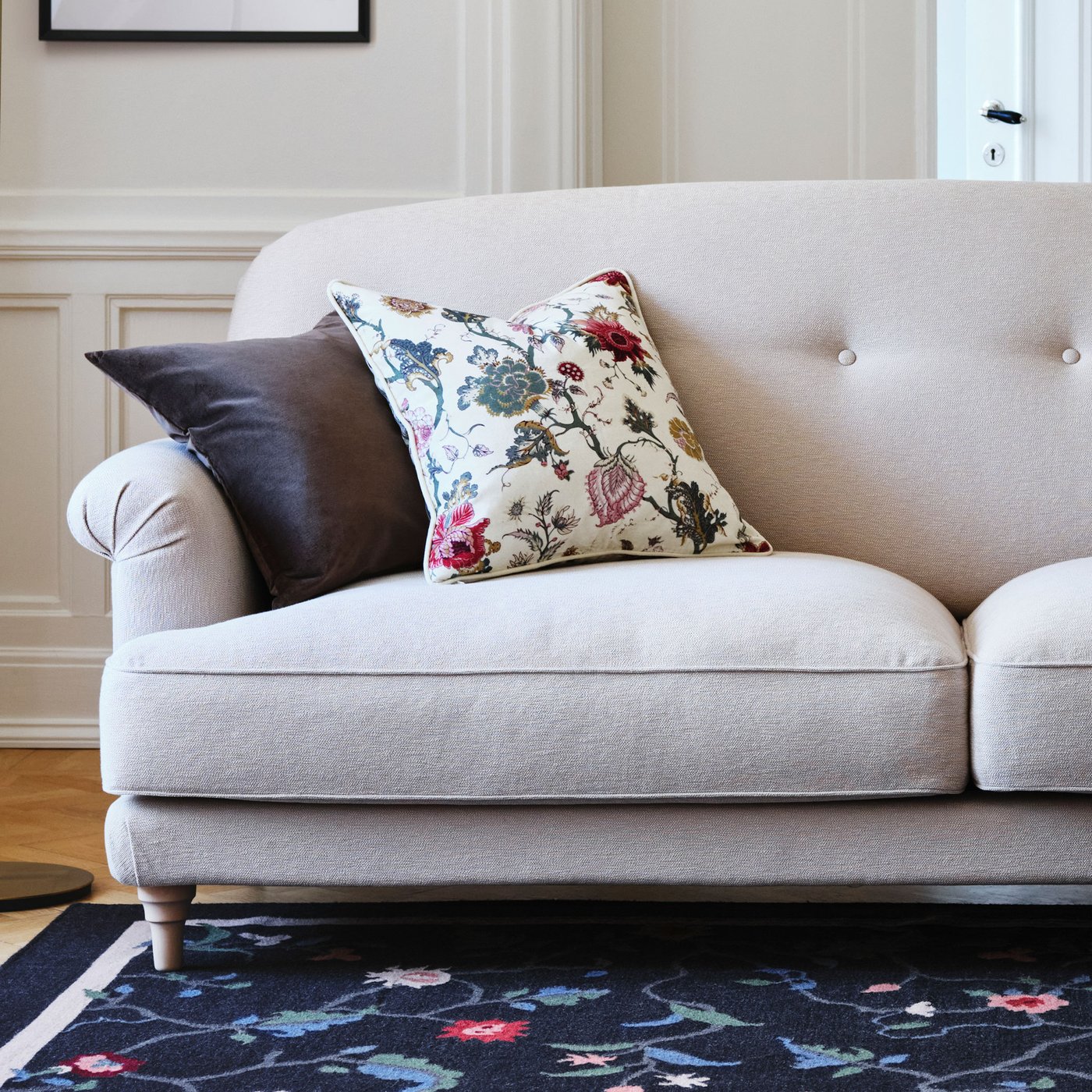 Beżowa sofa ESSEBODA w jasnym pokoju dziennym.