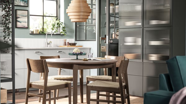 Una mesa extensible SKANSNÄS de haya/chapa marrón