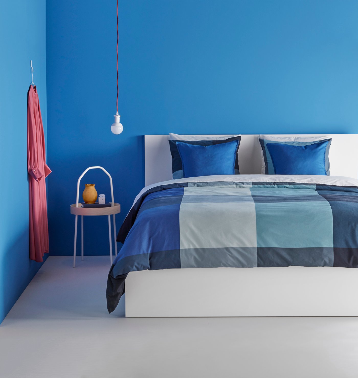 Beli MALM krevet i sobi sa plavim zidom