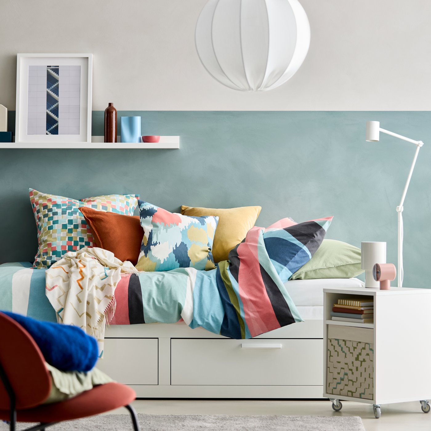 Une housse de coussin beige-jaune SANELA dans la chambre à coucher