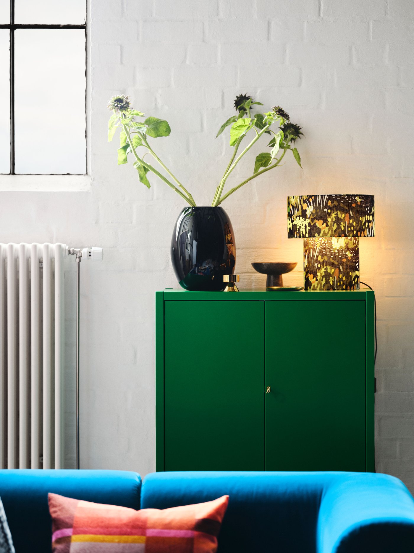 Et brunrødt/lyserødt STOCKHOLM 2025 pudebetræk i stuen