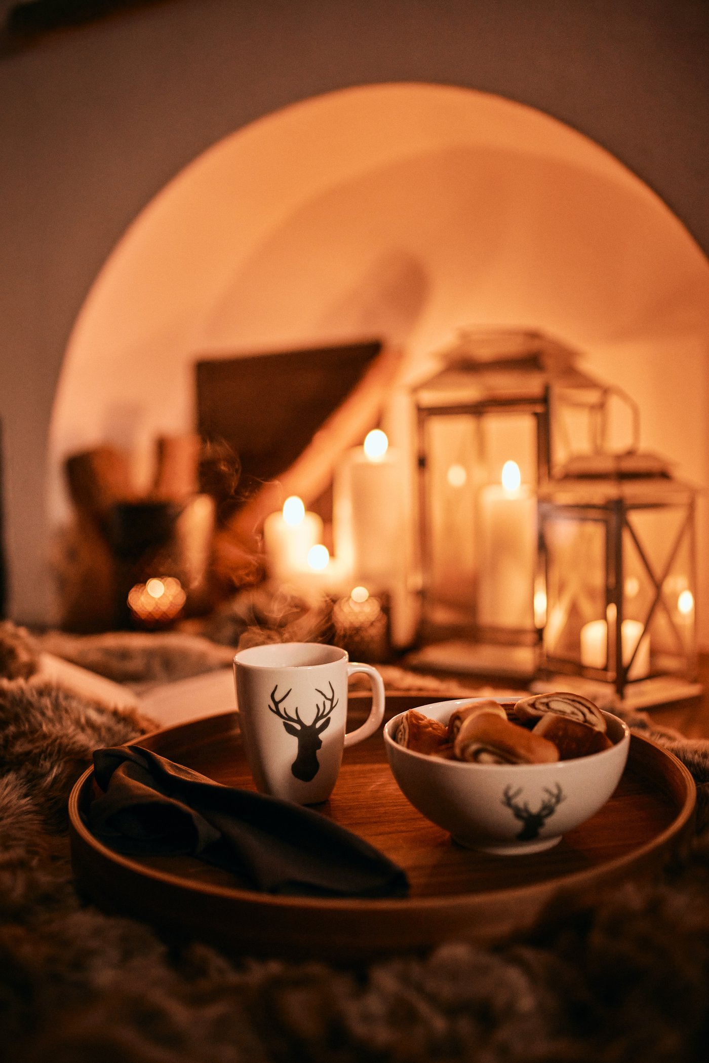 Ein Hirschmotiv/weisser ALPSLIDE-Becher