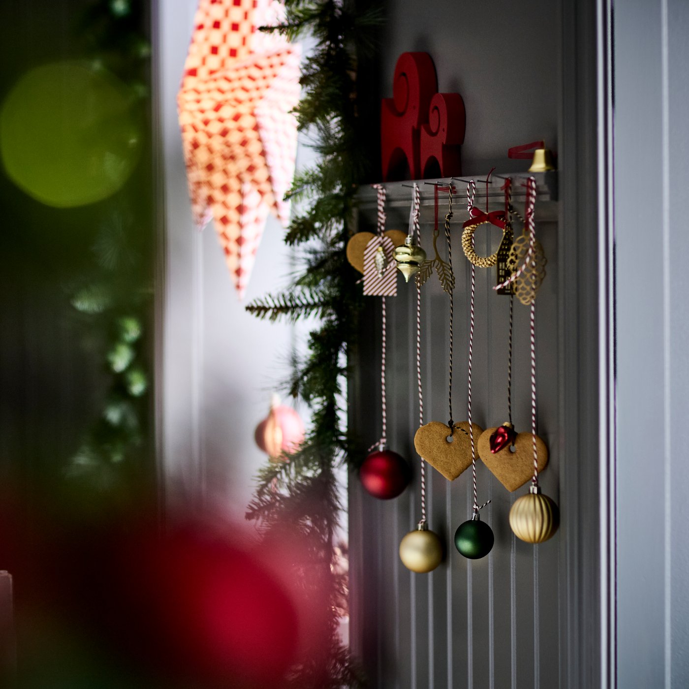 VINTERFINT dekorace v červené barvě kozy.