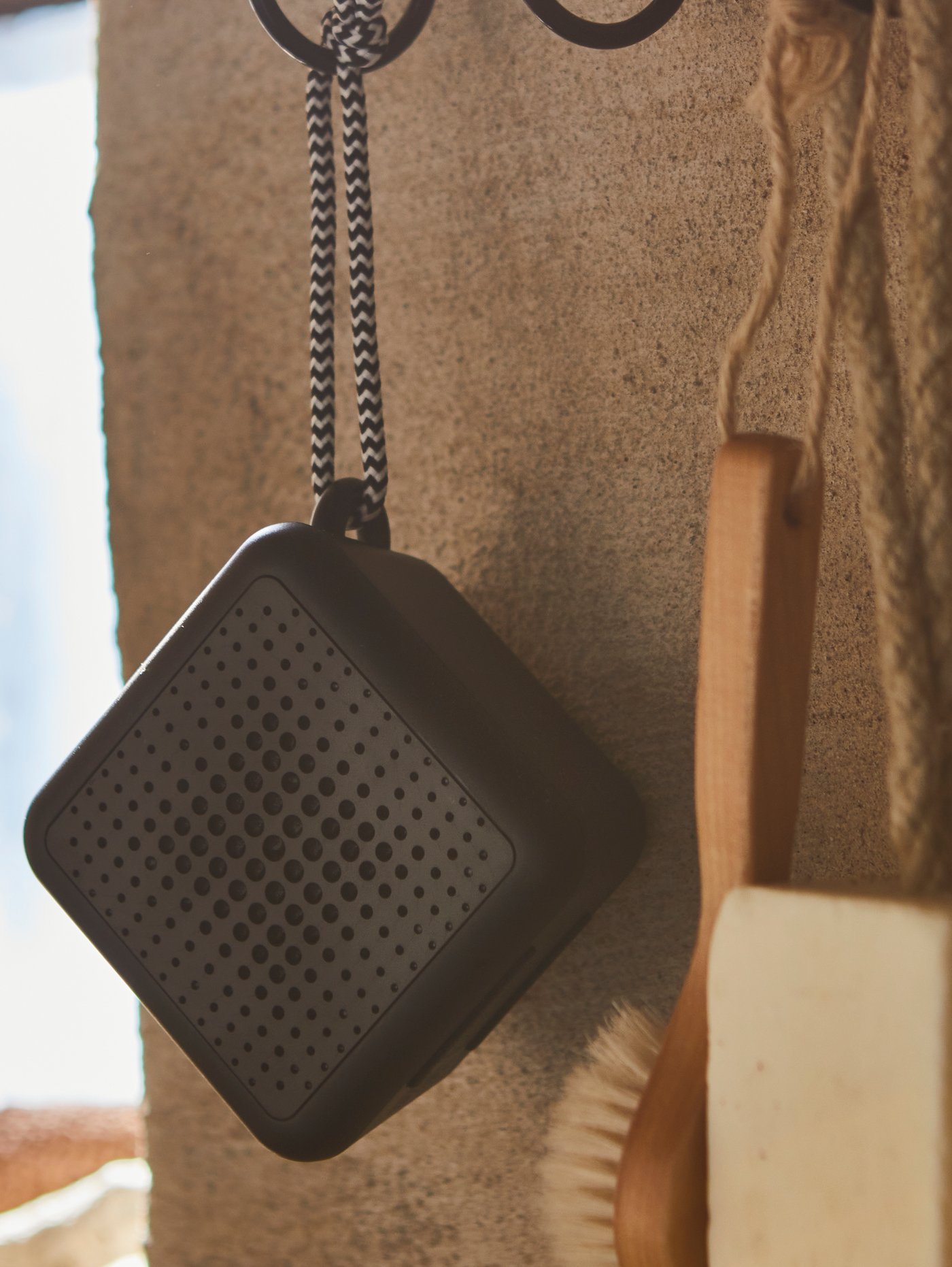 Ein wasserd tragbarer, schwarzer VAPPEBY Bluetooth-Lautsprecher.