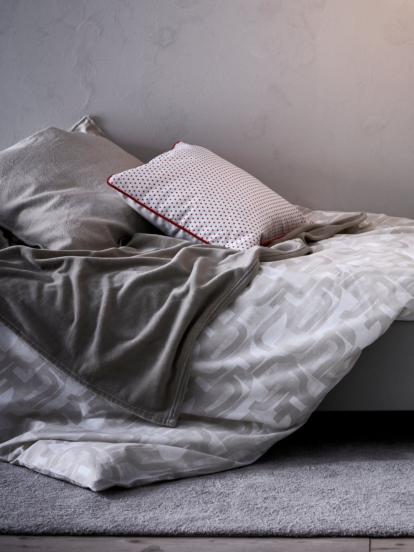 A grey TRATTVIVA bedspread in the bedroom