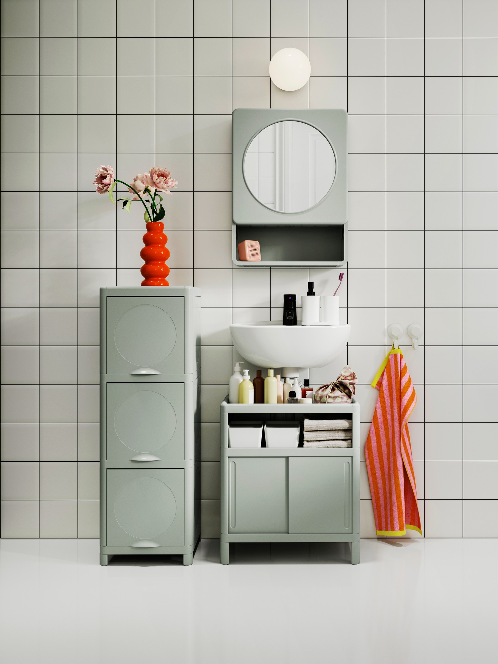 IVÖSJÖN-skap med dører i grønt til badet.