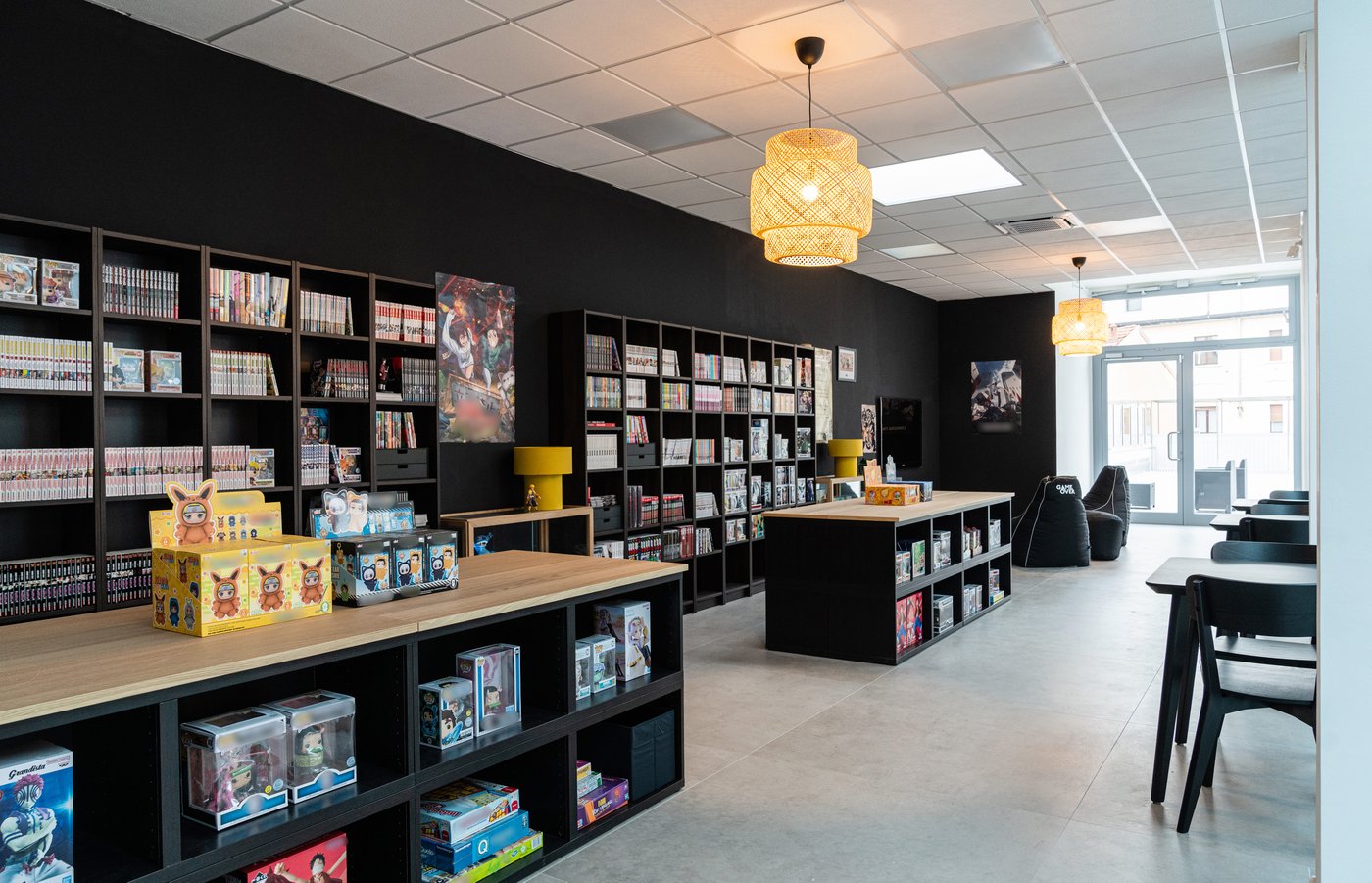 Un angolo del Nakama’s Manga Café con librerie BILLY a parete e a centro stanza delle gondole espositive BESTÅ per esporre manga, fumetti, gadget e action figure.