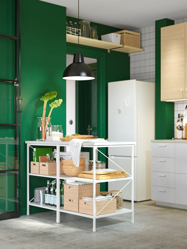 Un meuble bas METOD blanc/Vallstena blanc, 4 façades, 2 tiroirs bas et 3 tiroirs moyens, dans la cuisine