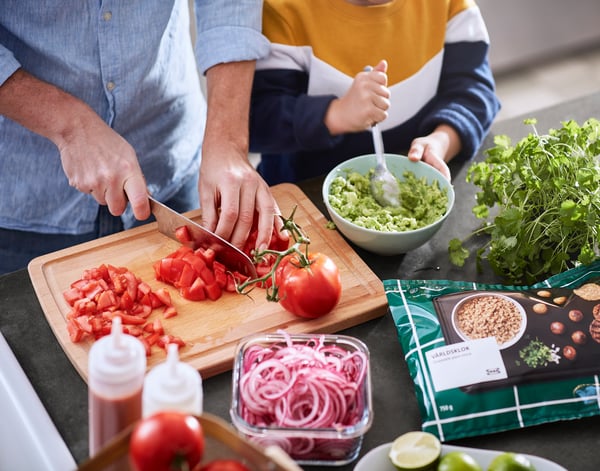 Квадратный стеклянный/пластиковый контейнер для еды IKEA 365+ с крышкой на кухне.
