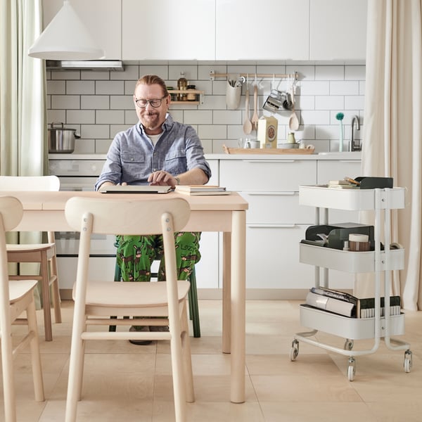 A birch RÖNNINGE chair in the kitchen