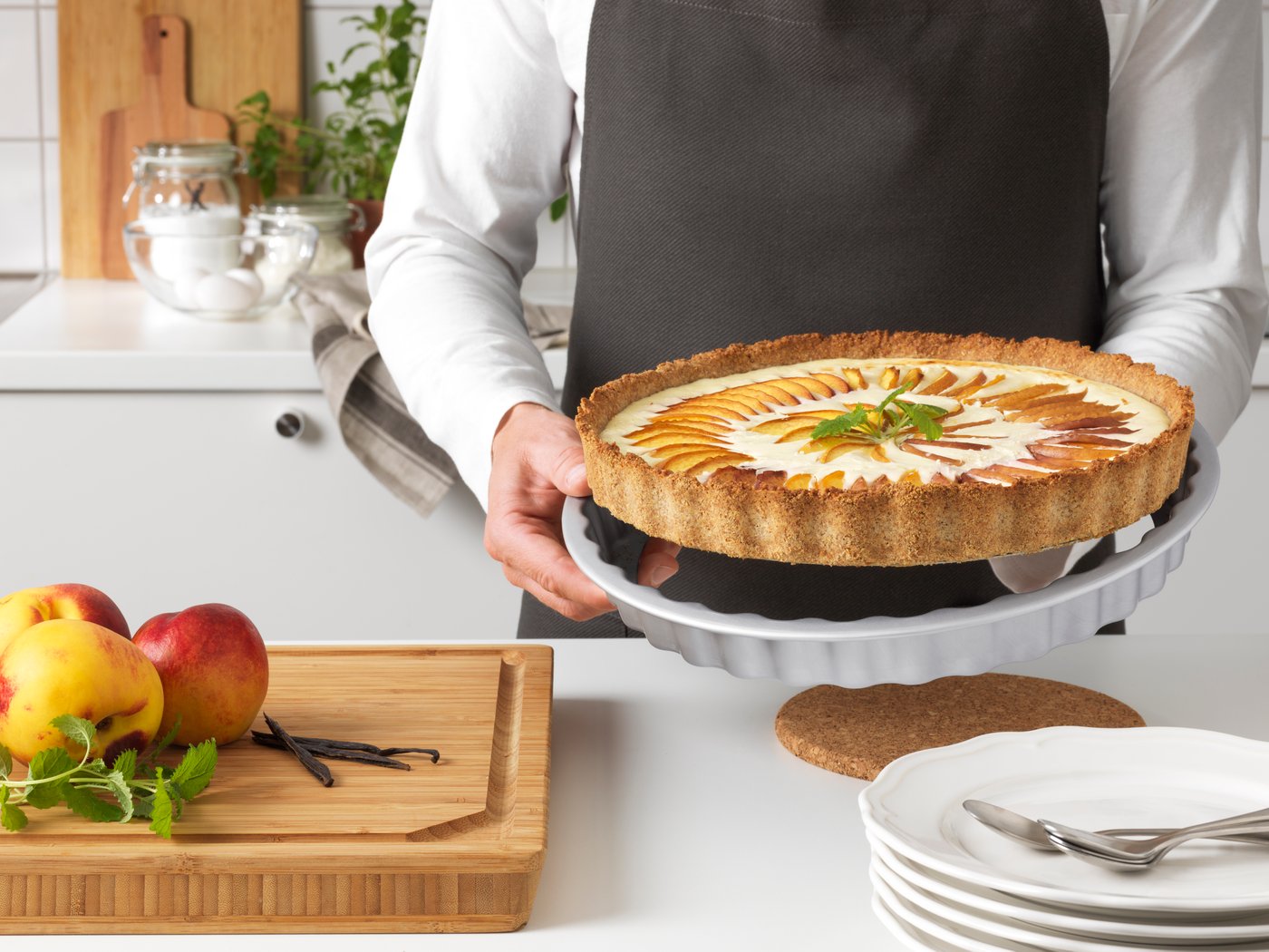 Homme préparant une tarte