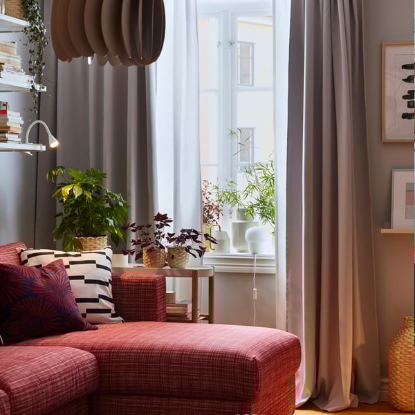 A white NÄVLINGE LED clamp spotlight in the living room